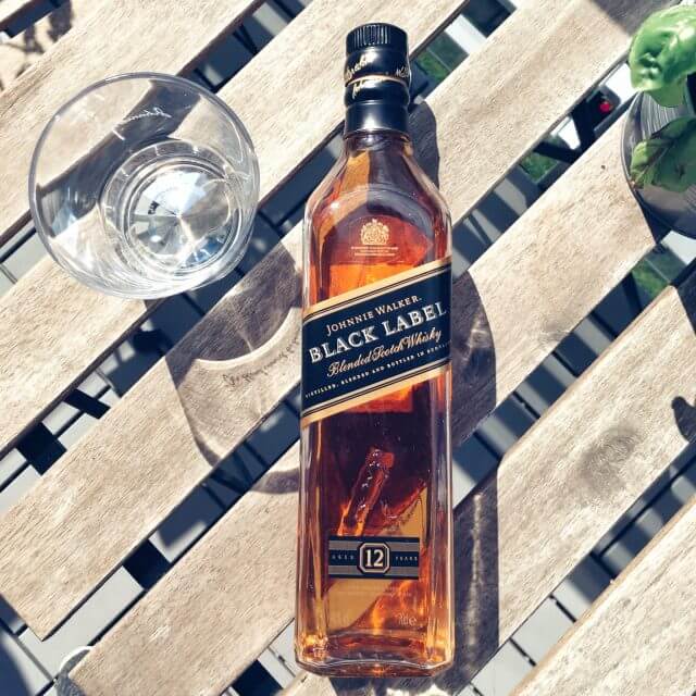 Johnnie Walker Black Label w butelce z czarną etykietą