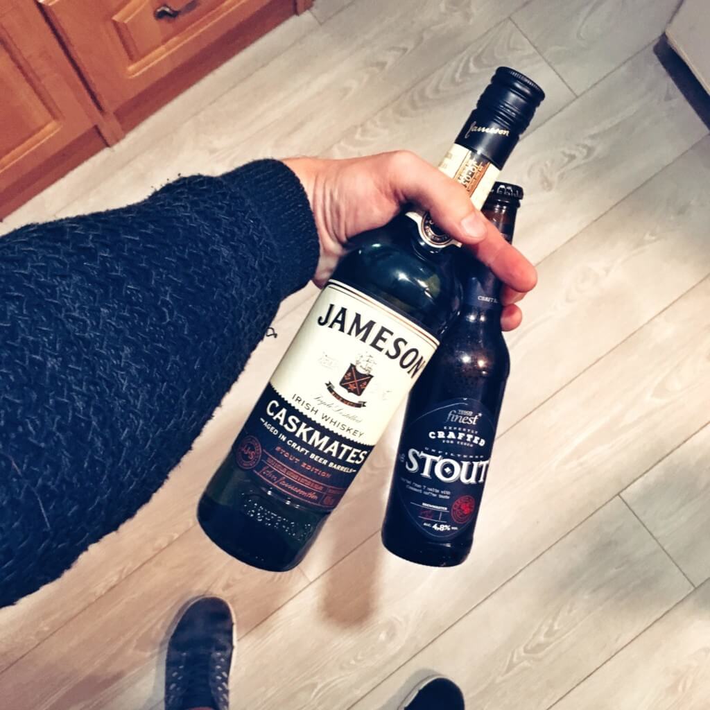 Piwo typu Stout wraz z butelką whisky ameson Caskmates Stout Edition