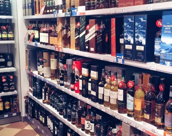 Kilkanaście butelek whisky single malt w sklepie wolnocłowym